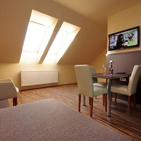 Corvin Apartman Gyula Buitenkant foto