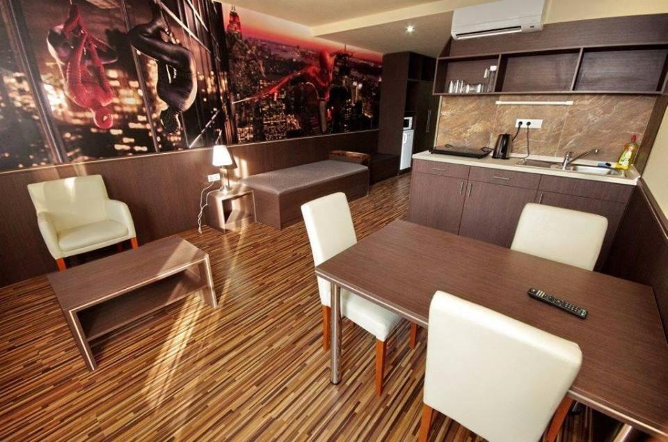 Corvin Apartman Gyula Buitenkant foto