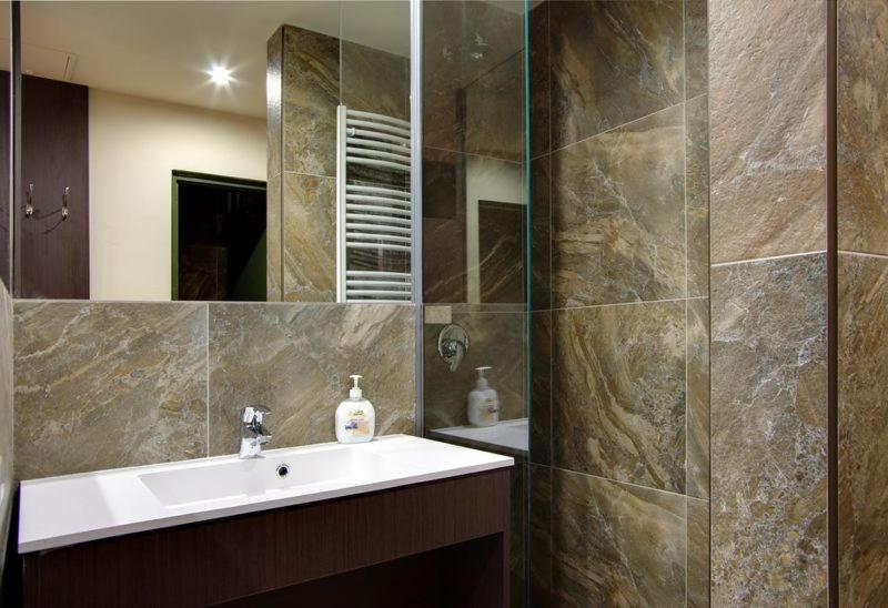 Corvin Apartman Gyula Buitenkant foto