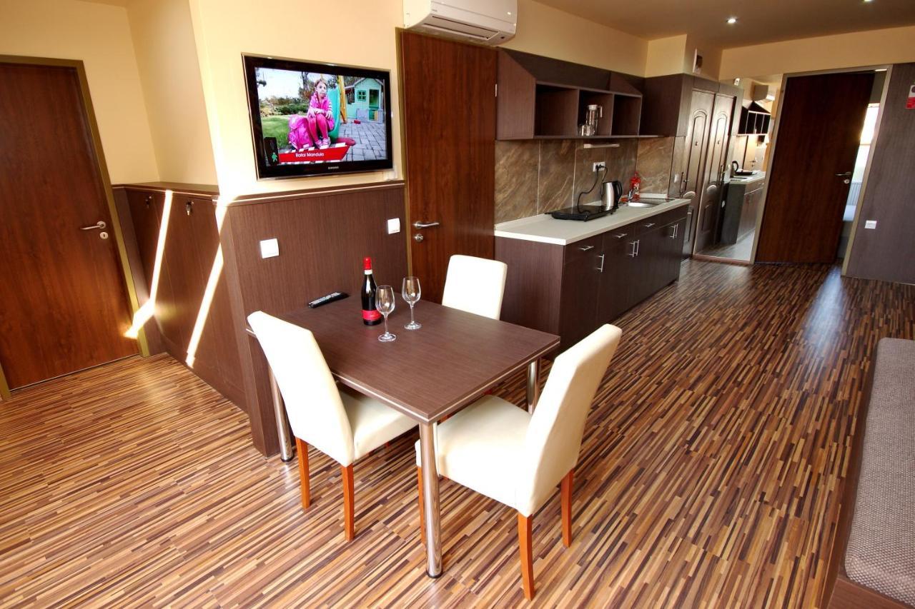 Corvin Apartman Gyula Buitenkant foto