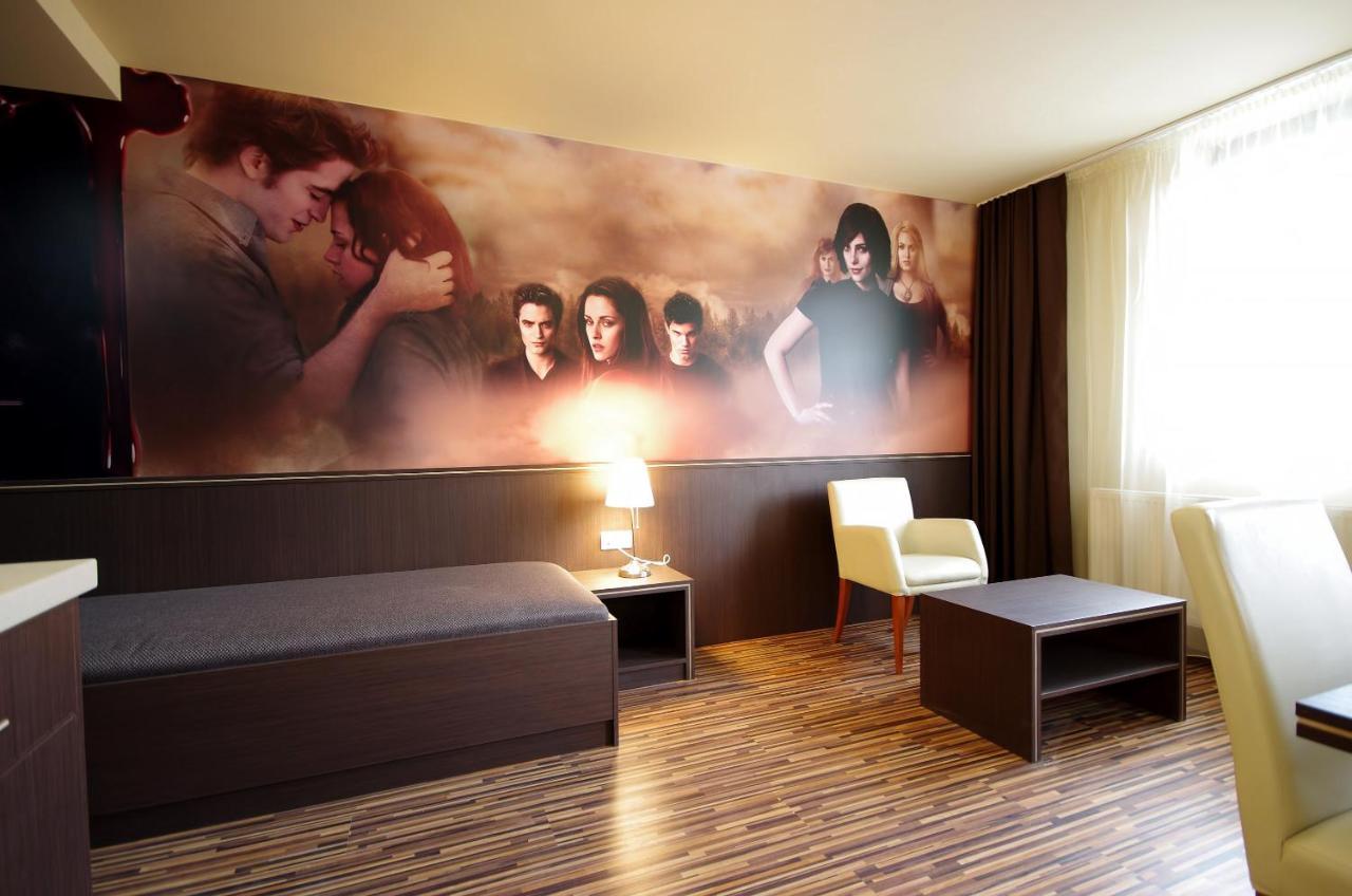 Corvin Apartman Gyula Buitenkant foto