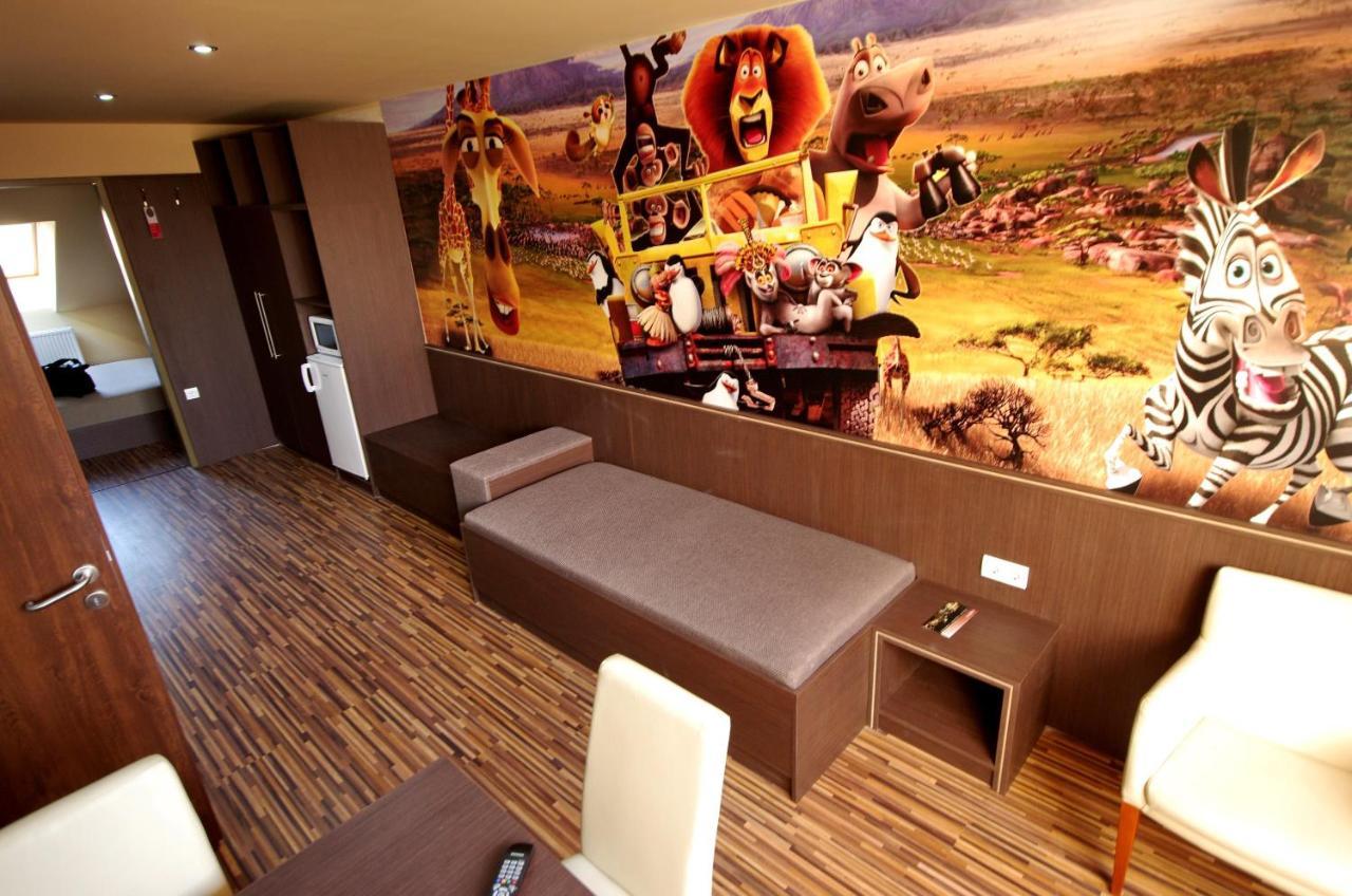 Corvin Apartman Gyula Buitenkant foto