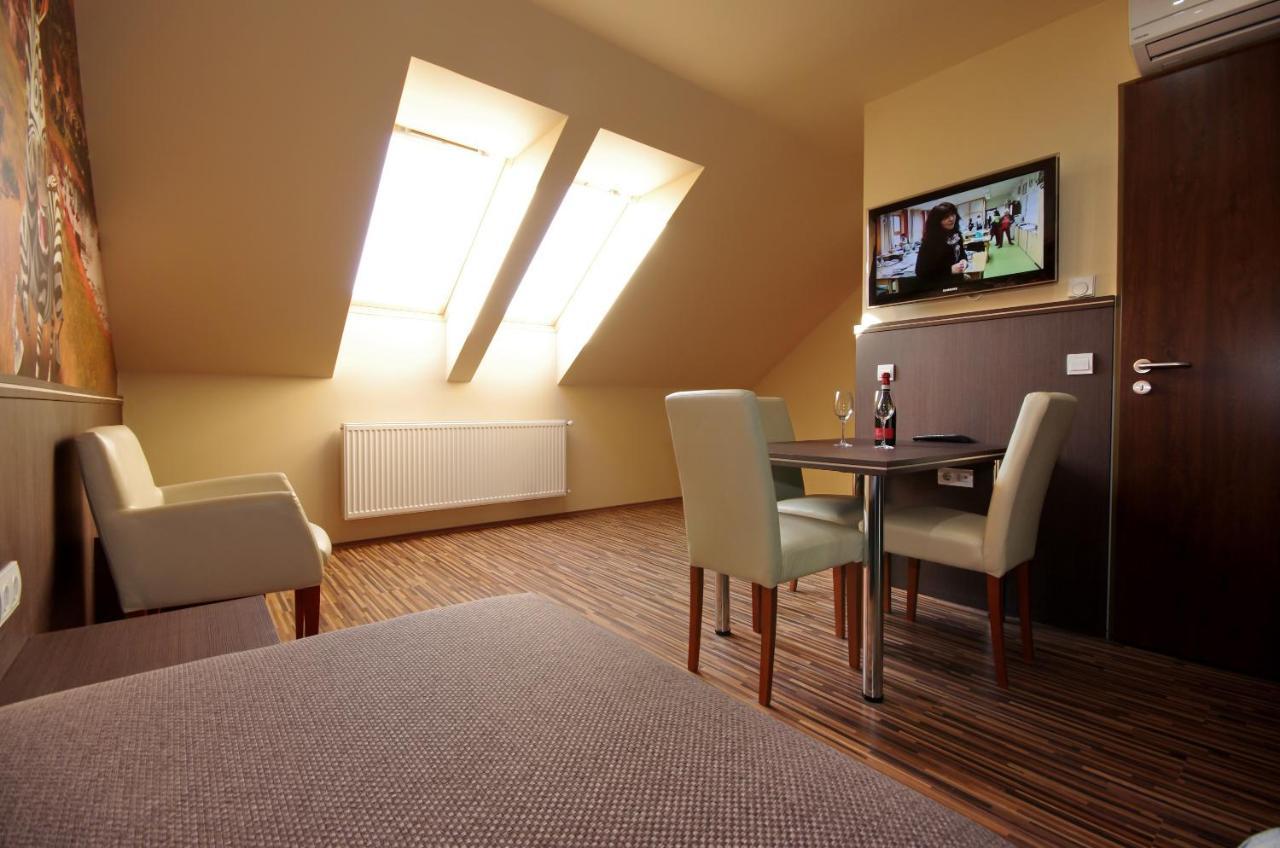 Corvin Apartman Gyula Buitenkant foto
