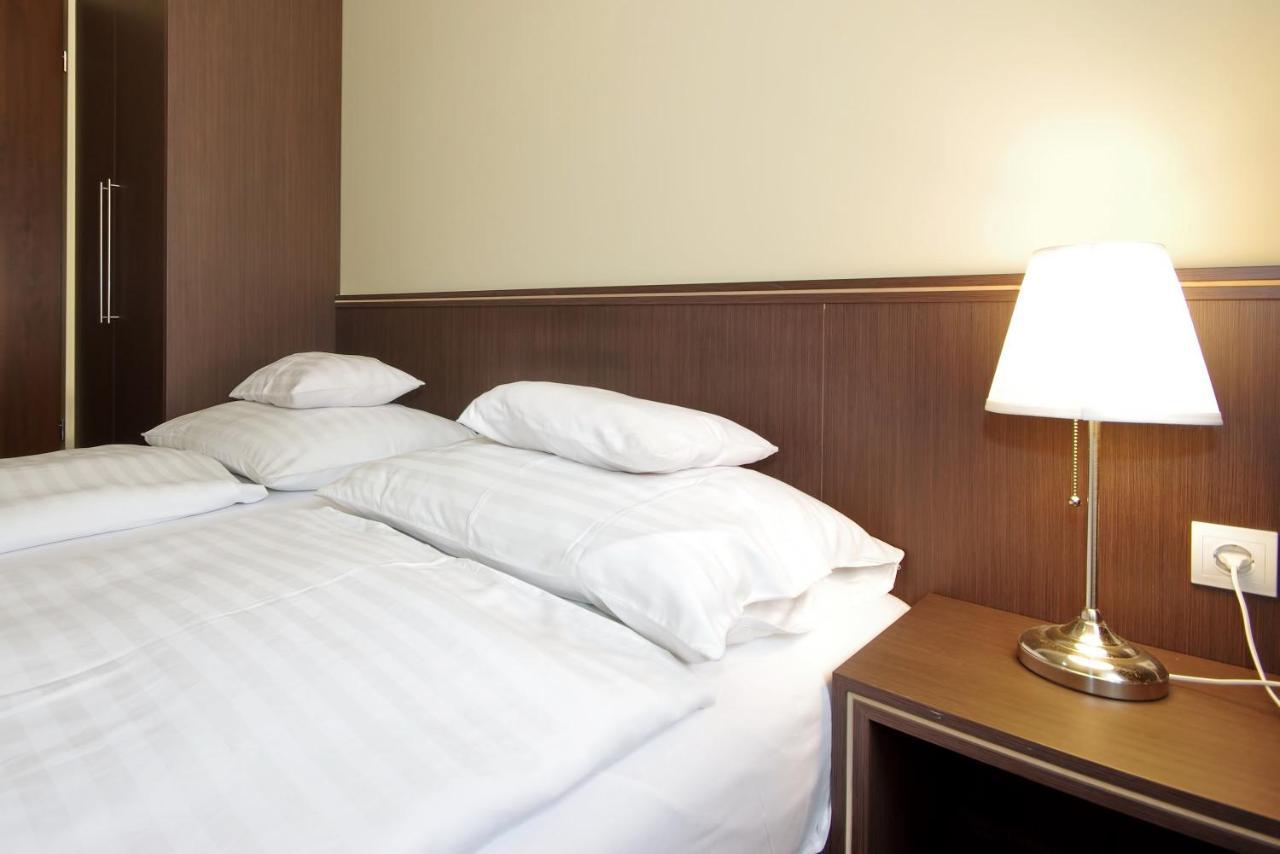 Corvin Apartman Gyula Buitenkant foto
