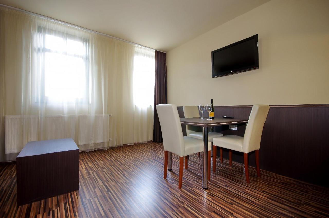 Corvin Apartman Gyula Buitenkant foto