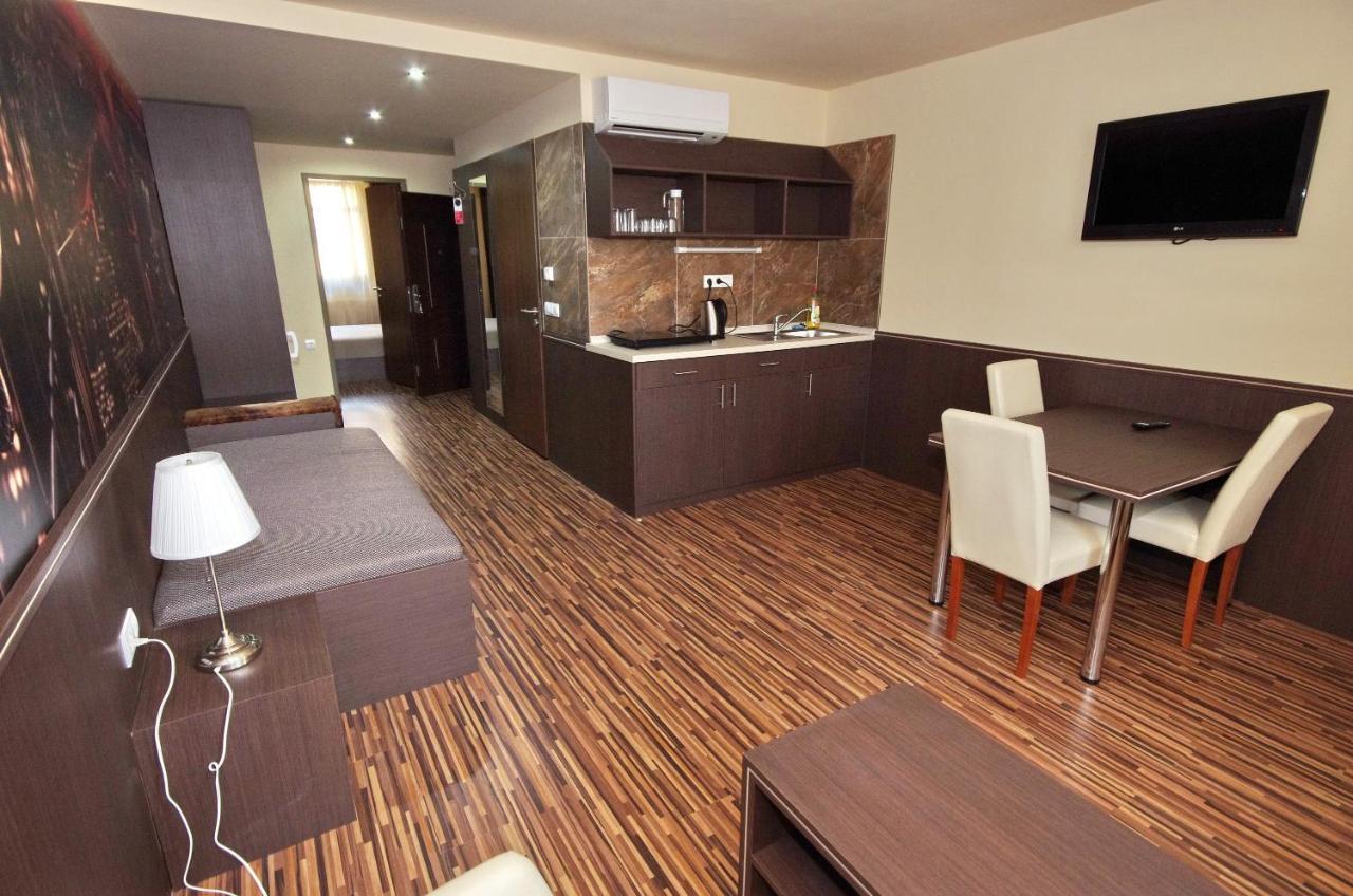 Corvin Apartman Gyula Buitenkant foto