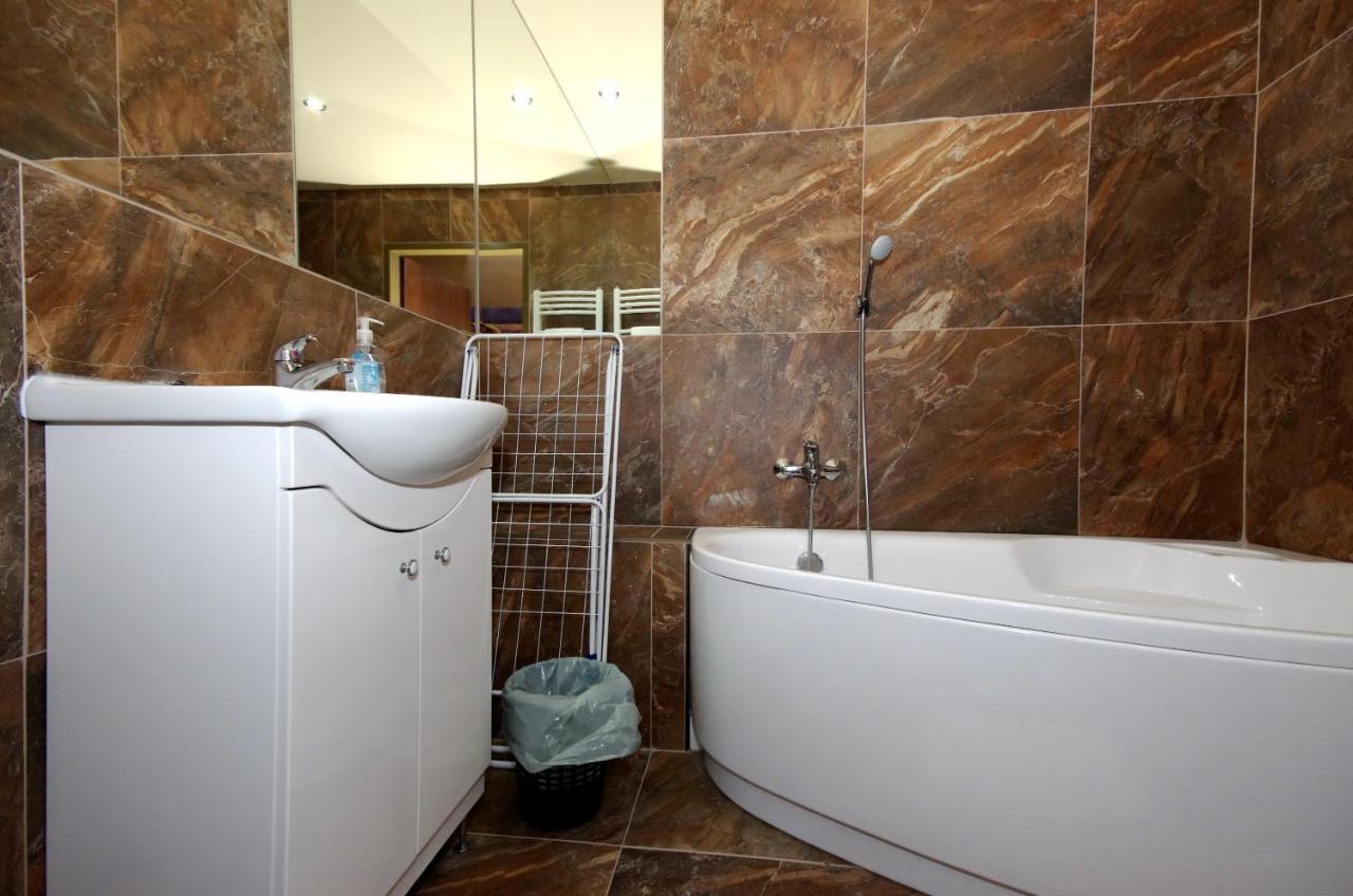 Corvin Apartman Gyula Buitenkant foto