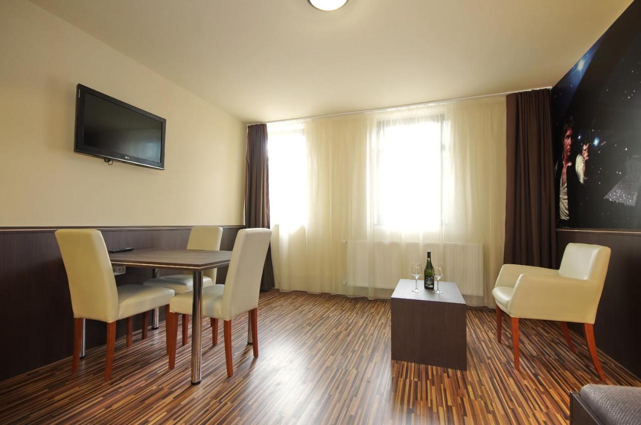 Corvin Apartman Gyula Buitenkant foto