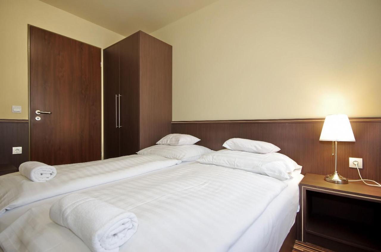 Corvin Apartman Gyula Buitenkant foto