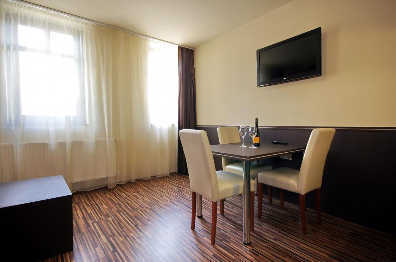 Corvin Apartman Gyula Buitenkant foto