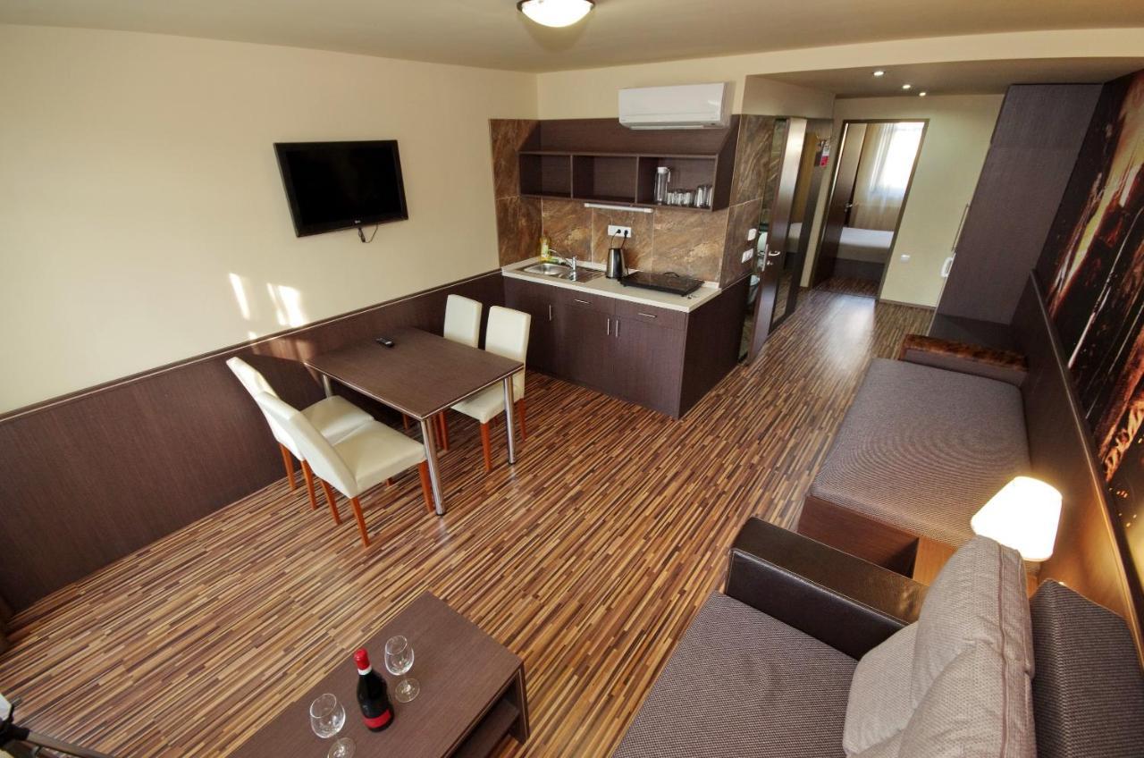 Corvin Apartman Gyula Buitenkant foto