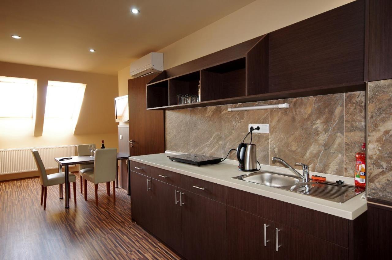 Corvin Apartman Gyula Buitenkant foto