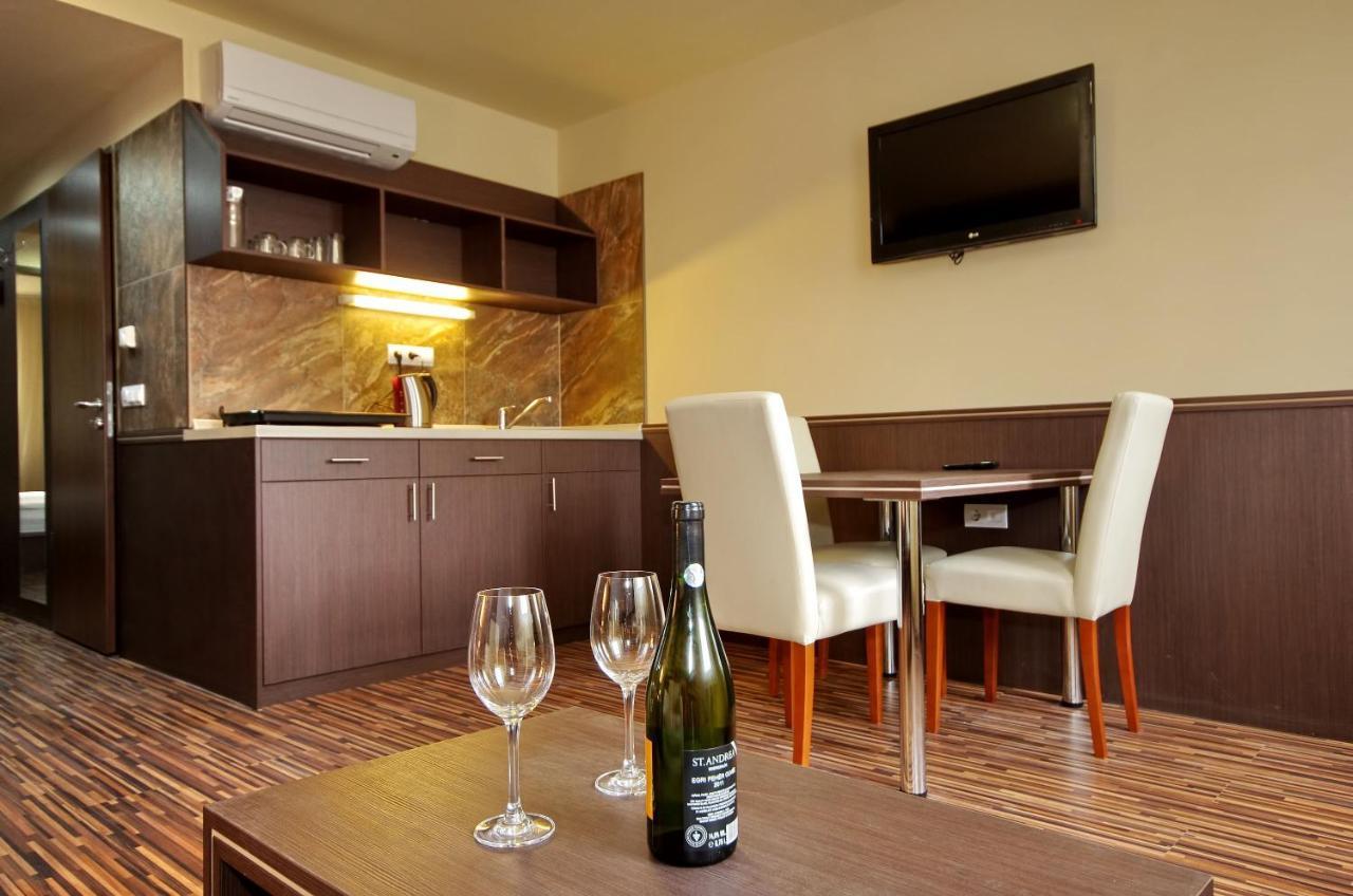 Corvin Apartman Gyula Buitenkant foto