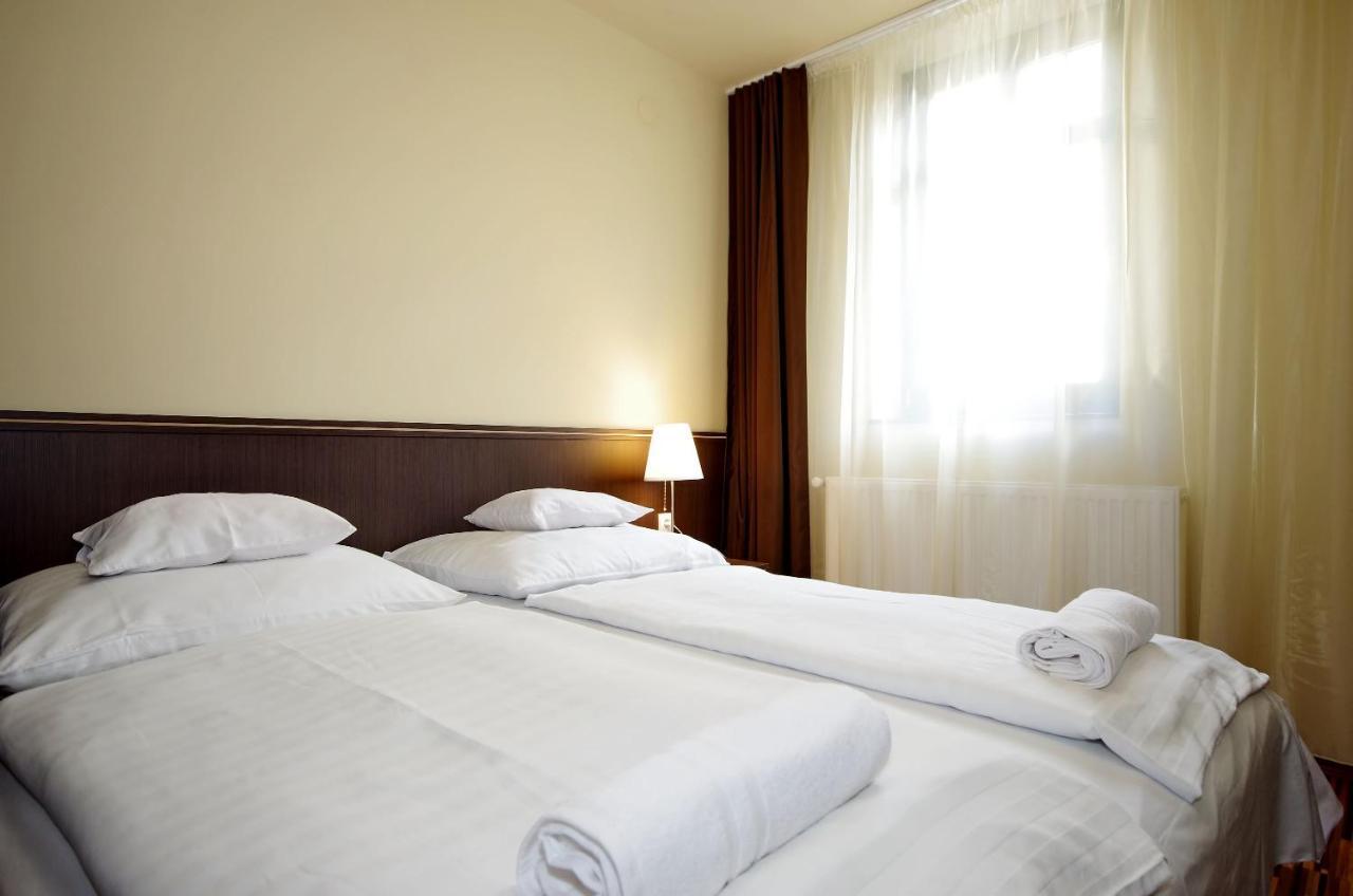 Corvin Apartman Gyula Buitenkant foto