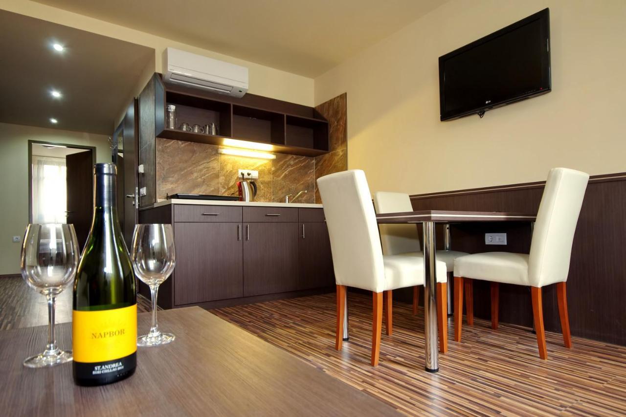Corvin Apartman Gyula Buitenkant foto