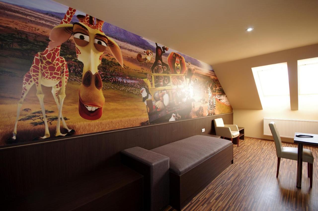 Corvin Apartman Gyula Buitenkant foto